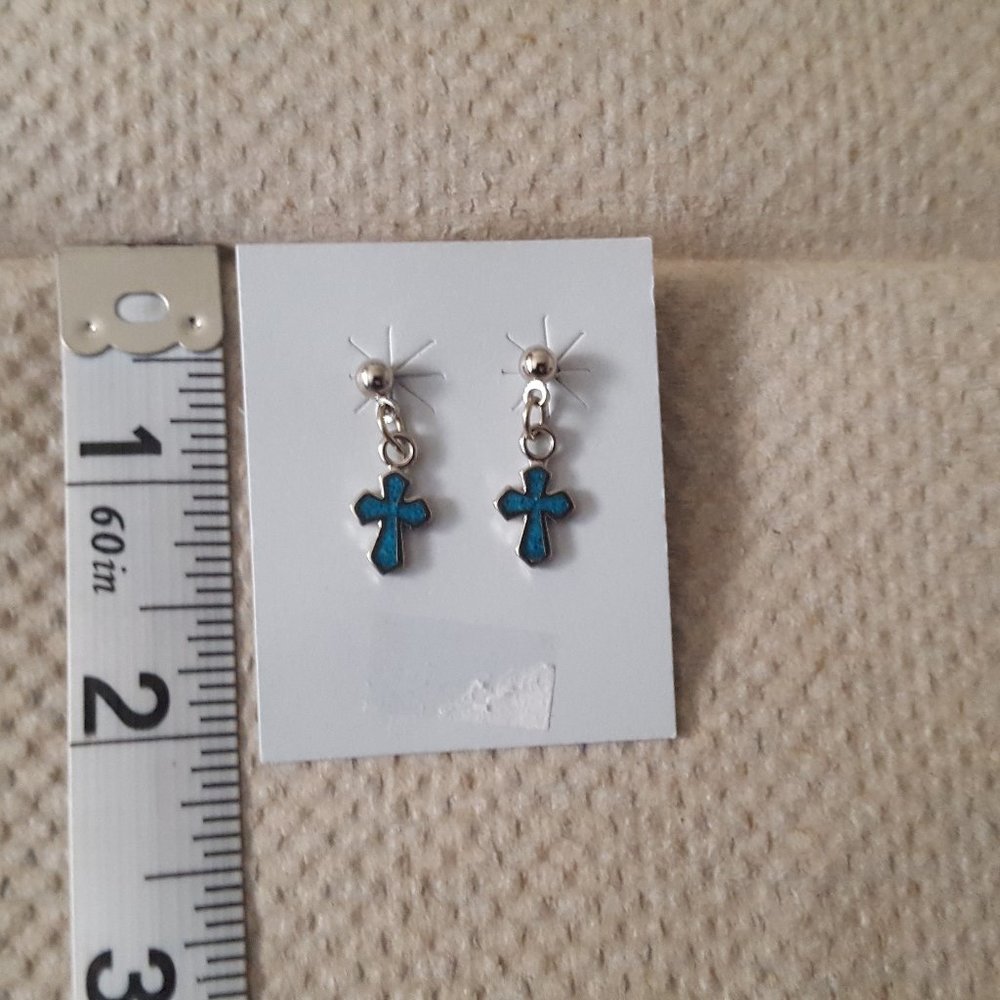NEW Dainty cross stud earrings 💙
